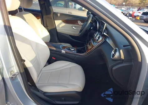 2018 Mercedes-Benz C 300 z USA, uszkodzony, nr VIN 55SWF4JB2JU251815